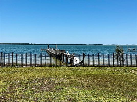 Exterior, Lake
