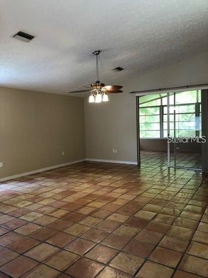 Empty room, Interior