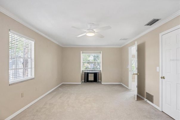 Empty room, Interior