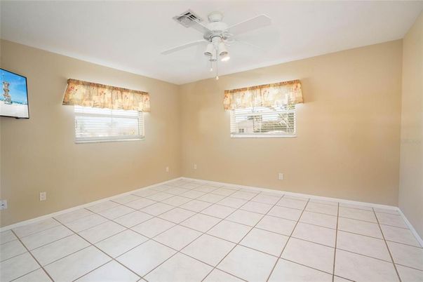 Empty room, Interior