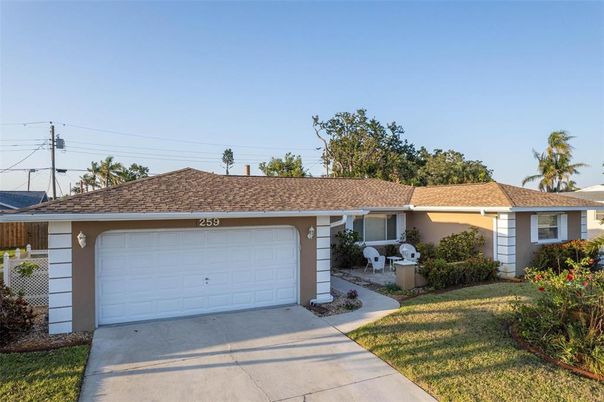 Attached, Exterior, Facade, Ranch