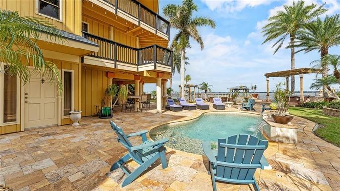 Exterior, Pool