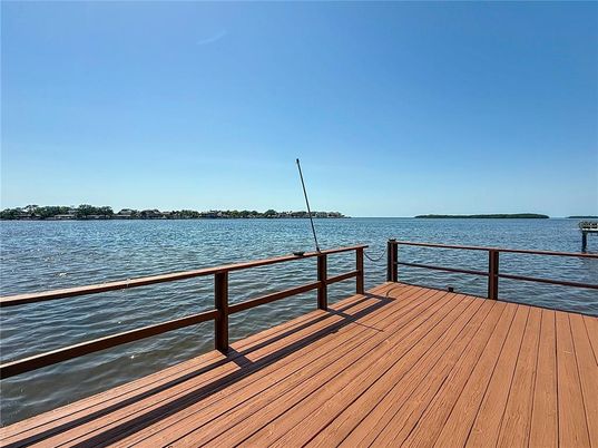 Exterior, Lake