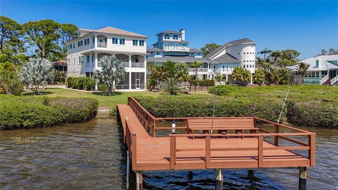 Exterior, Lake