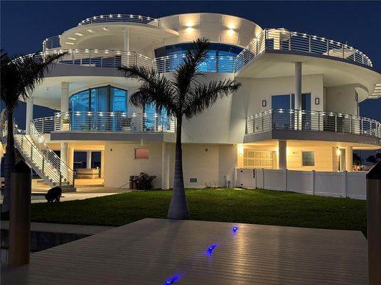 Backyard, Exterior, Facade, Modern