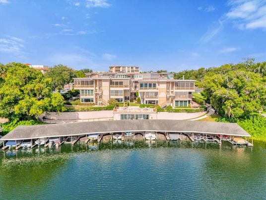 Exterior, Lake