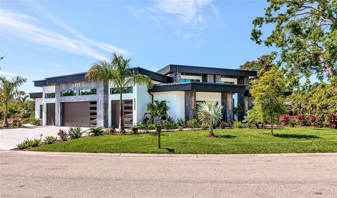 Attached, Backyard, Exterior, Facade, Modern