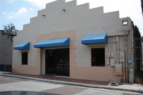 Exterior, Facade, Modern