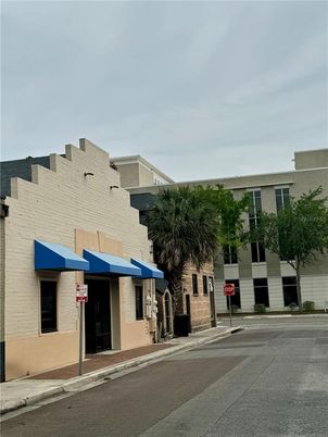 Exterior, Facade, Modern