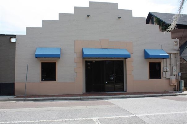 Exterior, Facade, Modern