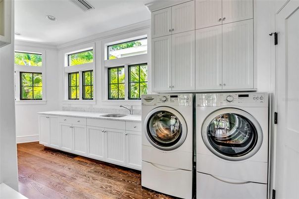 Interior, Recessed Lighting, Washer, Wood Texture Flooring