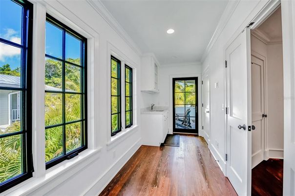 Interior, Recessed Lighting, Washer, Wood Texture Flooring