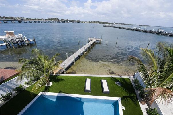 Exterior, Lake