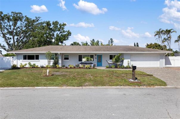 Attached, Exterior, Facade, Ranch