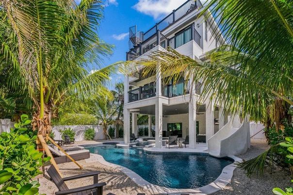 Exterior, Pool
