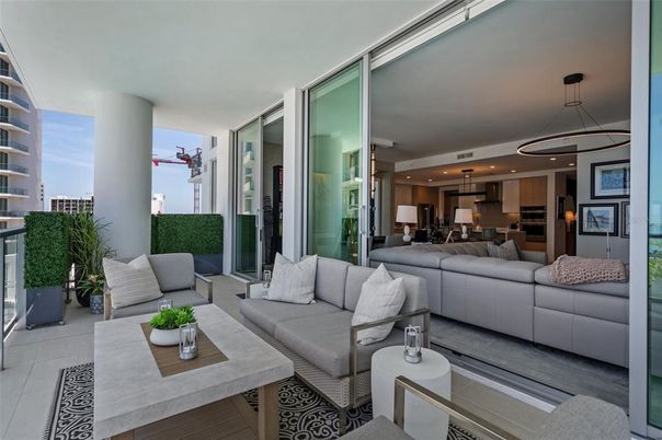 Interior, Kitchen, Living room, Pendant Lights, Recessed Lighting, Stainless Steel Appliances