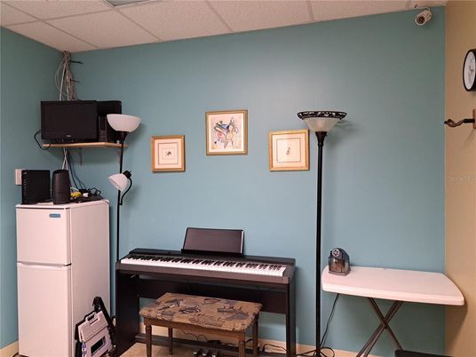 Interior, Piano