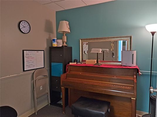 Interior, Piano
