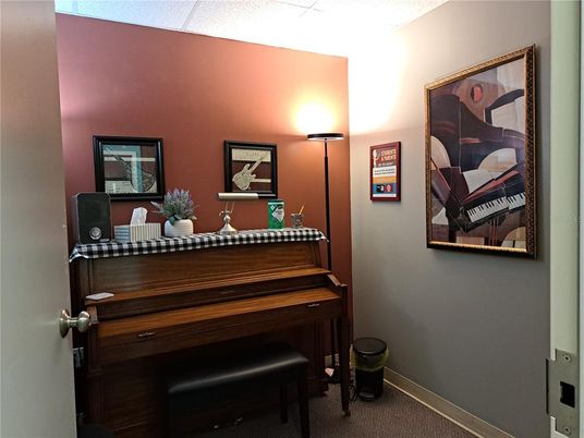 Interior, Piano