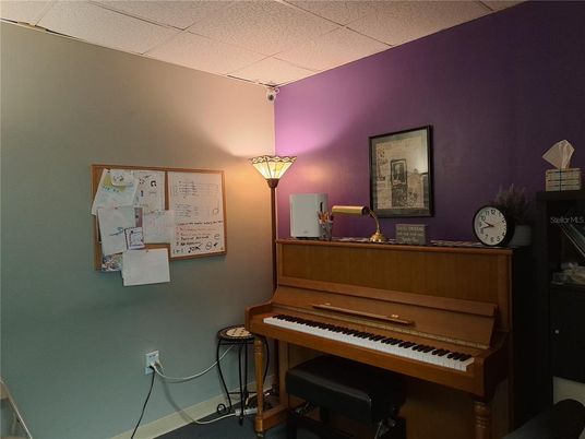 Interior, Piano