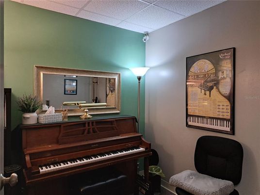 Interior, Piano
