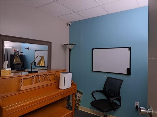 Interior, Piano
