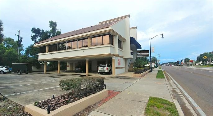 Exterior, Facade, Modern