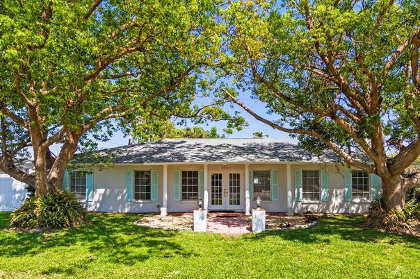 Exterior, Facade, Ranch