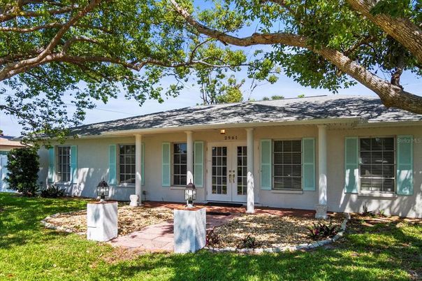 Exterior, Facade, Ranch