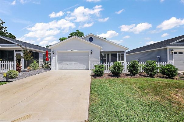 Attached, Exterior, Facade, Ranch