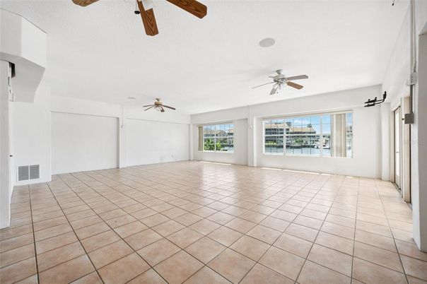 Empty room, Interior