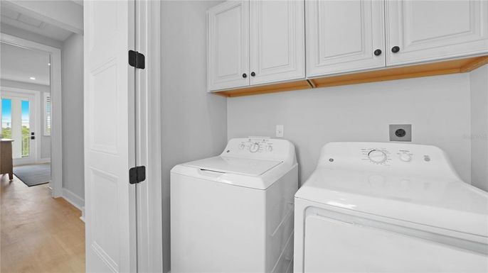 Interior, Recessed Lighting, Washer, Wood Texture Flooring