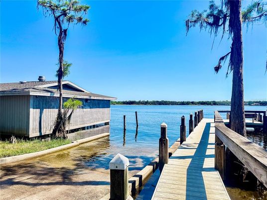 Exterior, Lake