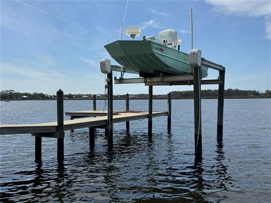 Exterior, Lake