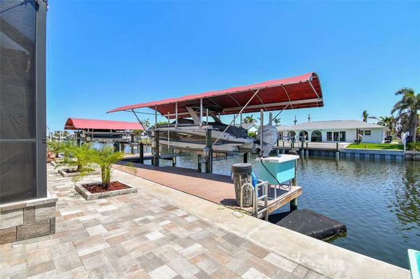 Exterior, Lake