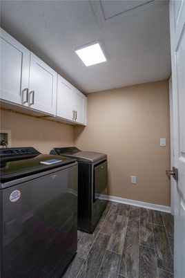 Interior, Recessed Lighting, Washer, Wood Texture Flooring