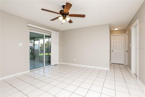Empty room, Interior