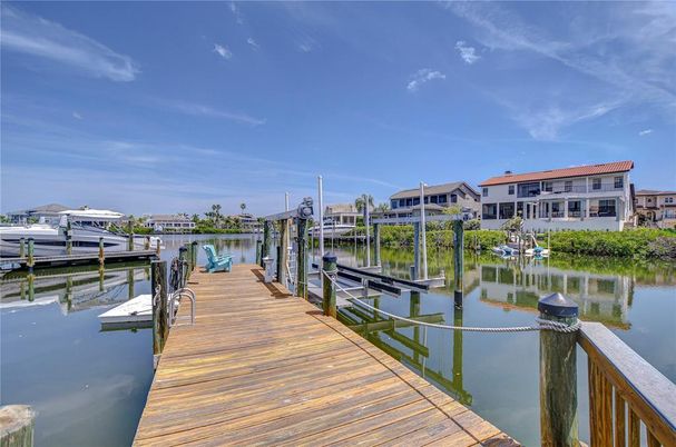 Exterior, Lake