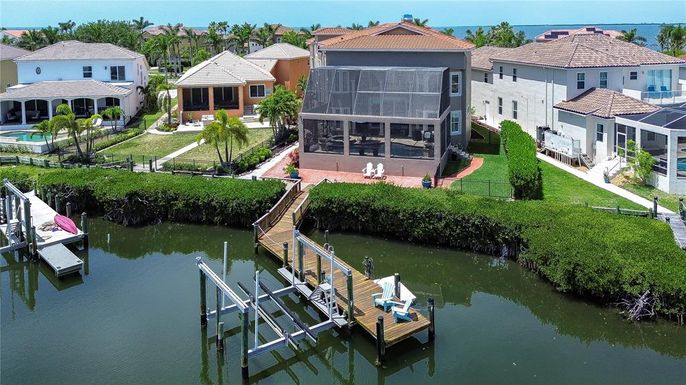 Exterior, Lake