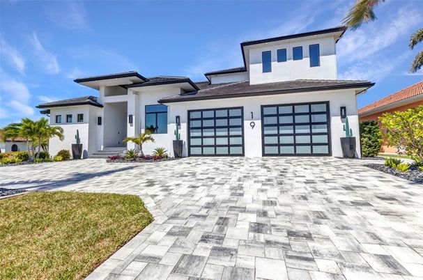 Attached, Exterior, Facade, Modern