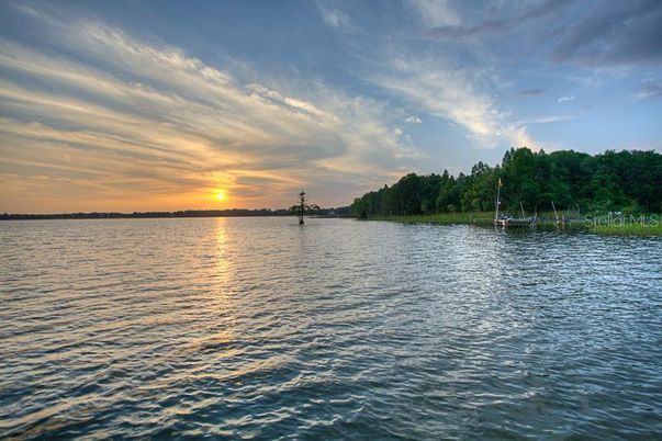 Exterior, Lake