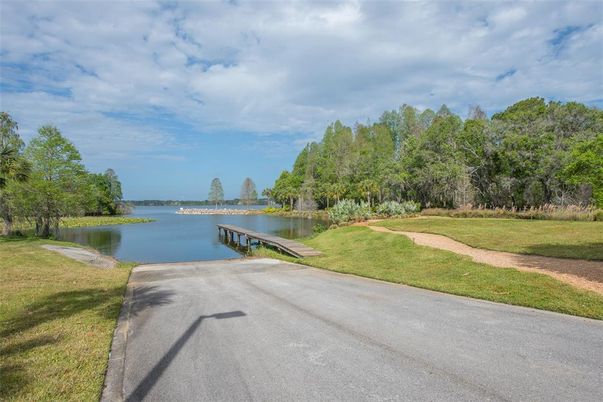 Exterior, Lake