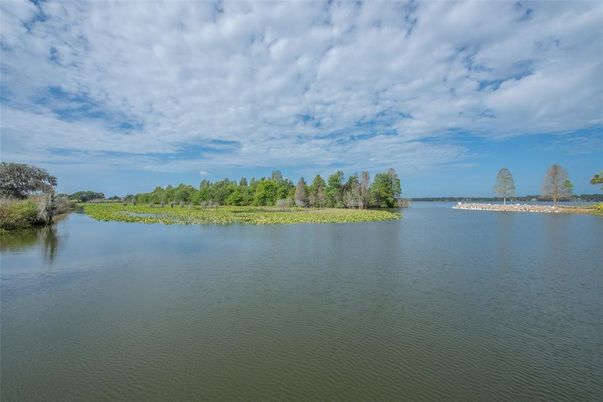 Exterior, Lake