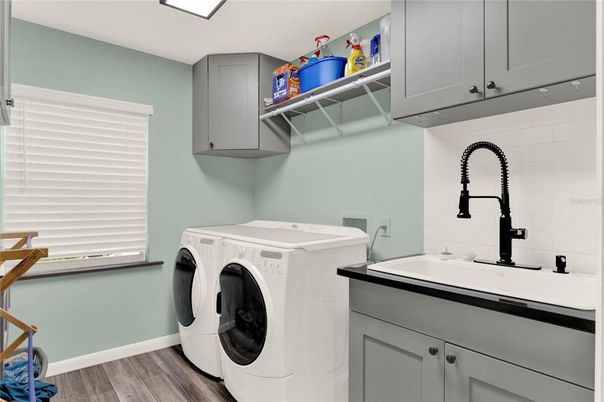 Interior, Washer, Wood Texture Flooring