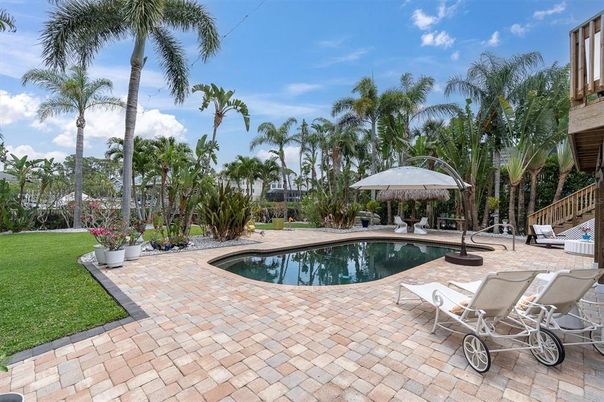 Exterior, Pool