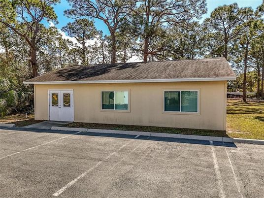 Exterior, Facade, Ranch