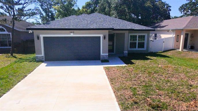 Attached, Exterior, Facade, Ranch