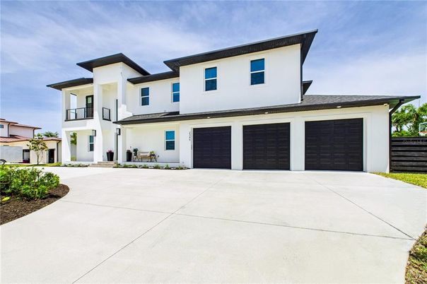 Attached, Exterior, Facade, Modern