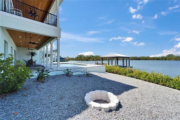 Exterior, Lake