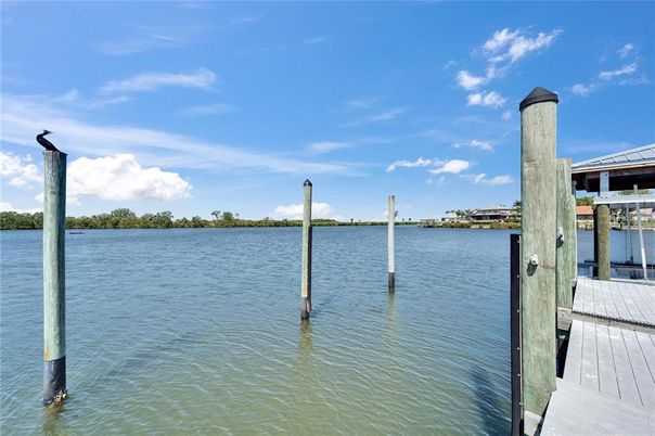 Exterior, Lake